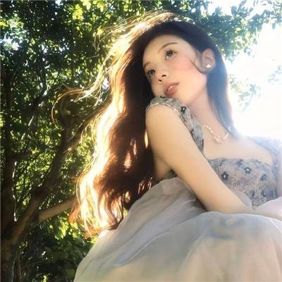 出墙红杏两家春